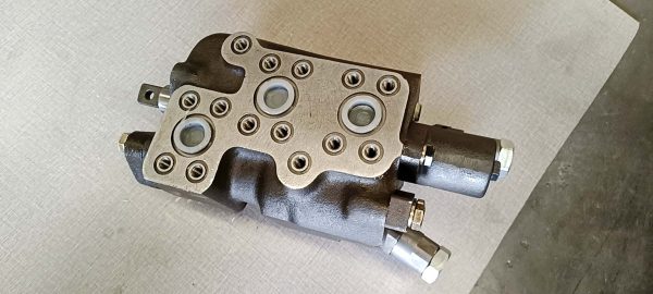 komatsu hydraulic control valve assembly 701 22 29000